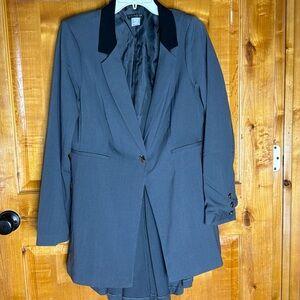 Venus adorable long jacket grey. Great with leggings and boots. Size 14